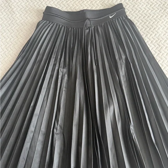 Nike Women's Black Pleated A-Line Skirt - Picture 3 of 4